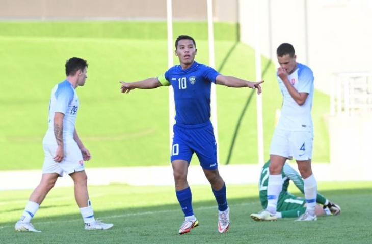 Selebrasi kapten Uzbekistan, Umarali Rahmonaliev, usai menjebol gawang Slovakia. (Uzbekistan FA).