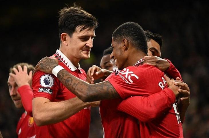 Pemain Manchester United Harry Maguire dan Marcus Rashford merayakan gol saat lawan West Ham di lanjutan Liga Inggris. (AFP/Oli Scarff)