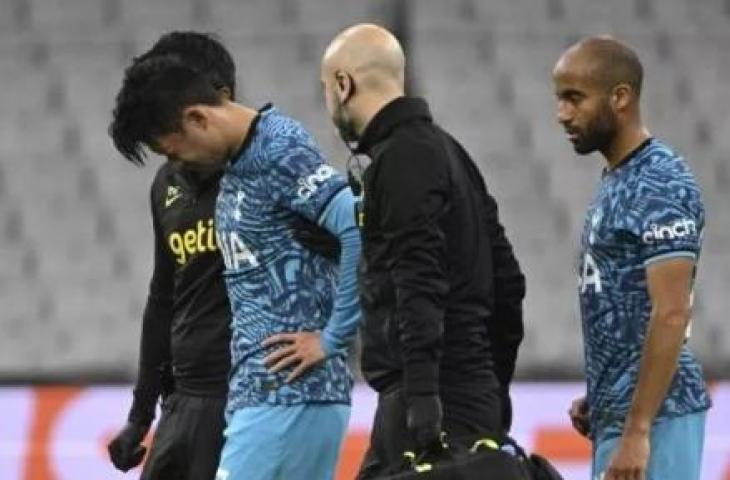 Pemain Tottenham Son Heung-Min (kedua kiri) meninggalkan lapangan setelah mengalami cedera dalam pertandingan Liga Champions lawan Marseille di Velodrome Stadium pada 2 November 2022. ANTARA/AFP/CHRISTOPHE SIMON