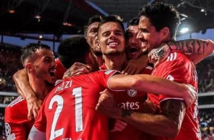 Gelandang Benfica asal Jerman, Julian Weigl (tengah) melakukan selebrasi dengan rekan-rekannya setelah mencetak gol kedua timnya saat menghadapi PSV Eindhoven dalam laga playoff Liga Champions leg pertama di Estadio da Luz, Lisbon, Kamis (19/8/2021) dini hari WIB. PATRICIA DE MELO MOREIRA / AFP.