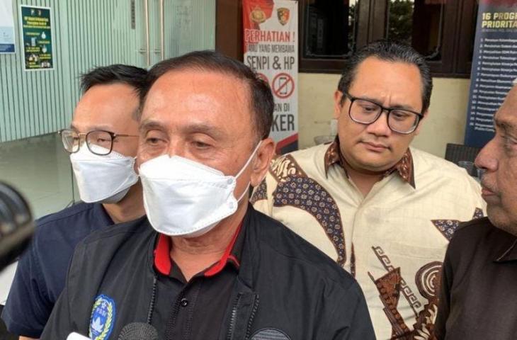 Ketum PSSI Mochamad Iriawan alias Iwan Bule memberi pernyataan kepada wartawan usai diperiksa di Mapolda Jatim, Surabaya, Kamis (3/11/2022) terkait Tragedi Kanjuruhan Malang. (ANTARA/Willy Irawan)