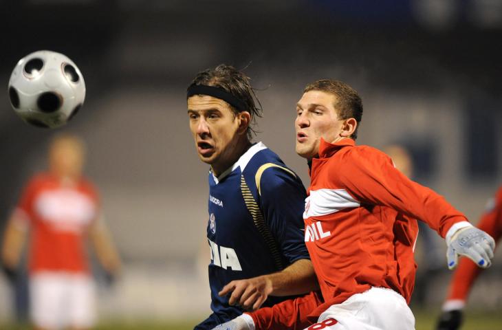 Pemain Dinamo Zagreb Dino Drpic (kiri) berebut bola dengan Alexander Prudnikov. (AFP/STR)