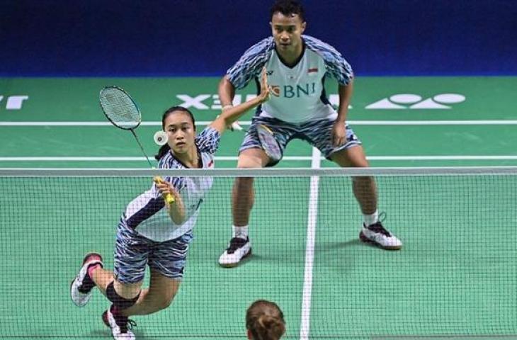 Pebulu tangkis ganda campuran Indonesia Lisa Ayu Kusumawati (kiri) dan Rehan Naufal Kusharjanto mengembalikan kok ke arah pebulu tangkis ganda campuran Jerman Mark Lamsfuss/Isabel Lohau dalam babak 32 besar Indonesia Open 2022 di Istora Senayan, Jakarta, Selasa (14/6/2022). (ANTARA FOTO/Sigid Kurniawan/rwa)