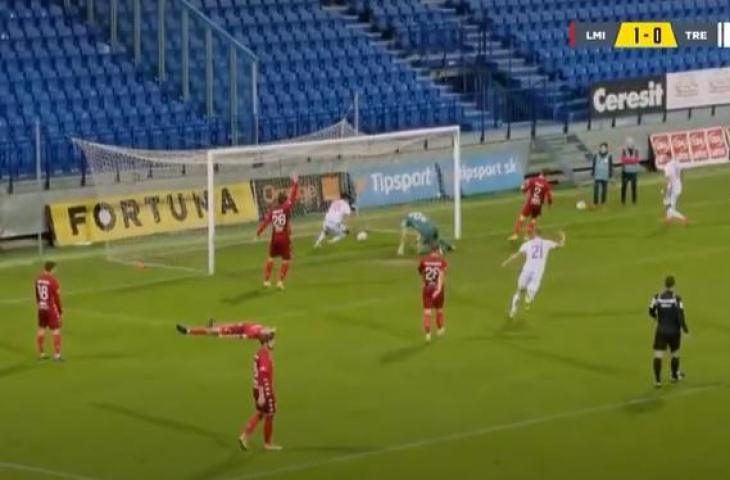 Pemain AS Trencin Witan cetak gol ke gawang Liptovsky Mikulas di Liga Slovakia, Sabtu (5/11/2022). (YouTube/AS Trencin)