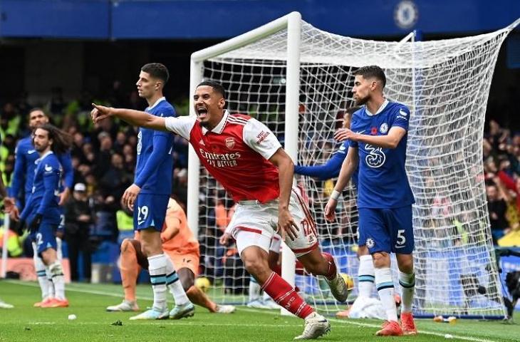 Selebrasi pemain Arsenal Gabriel Magalhaes usai jebol gawang Chelsea di lanjutan Liga Inggris. (AFP/Glyn Kirk)