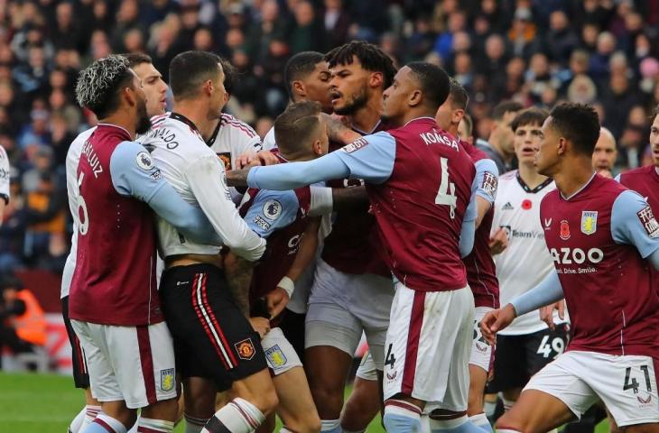 Para pemain bentrok selama pertandingan Liga Inggris antara Aston Villa vs Manchester Utd di Villa Park di Birmingham, Inggris, pada 6 November 2022. (Geoff Caddick/AFP)