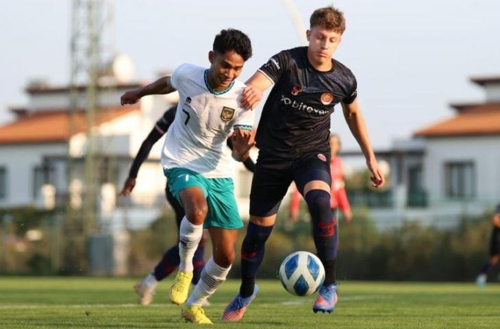 Gelandang tim nasional U-20 Indonesia Marselino Ferdinan (kiri) berupaya melewati pemain tim U-18 Antalyaspor pada laga uji coba, yang dimenangkan Indonesia dengan skor 3-2, di Turki, Selasa (8/11/2022). (ANTARA/HO-PSSI)