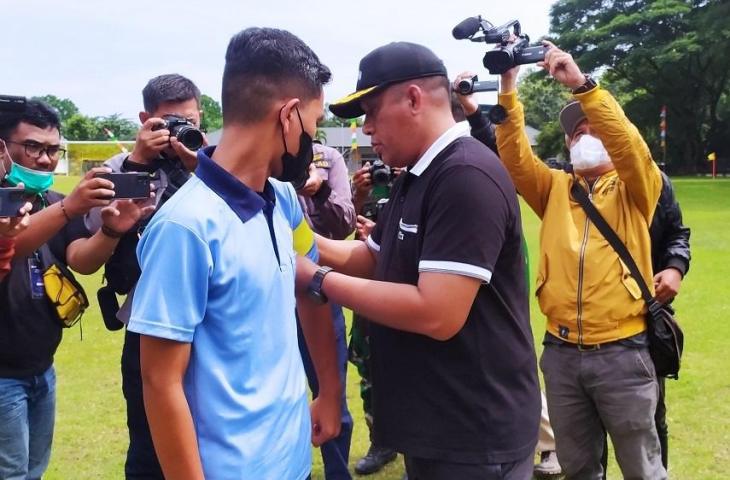 Kasrem 072/Pamungkas, Hotlan Maratua Gurning melakukan pembukaan simbolik. (chatwithamelia.xyz/Arif Budi)