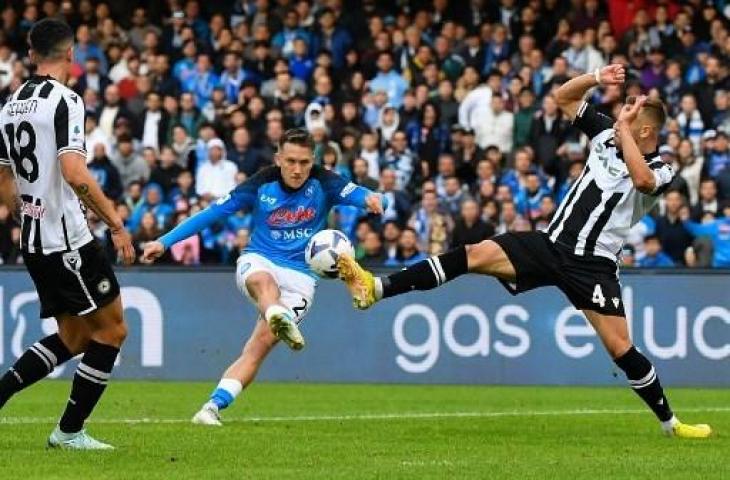 Aksi Piotr Zielinski cetak gol saat Napoli kalahkan Udinese 3-2 dalam lanjutan Liga Italia 2022/2023. (AFP)