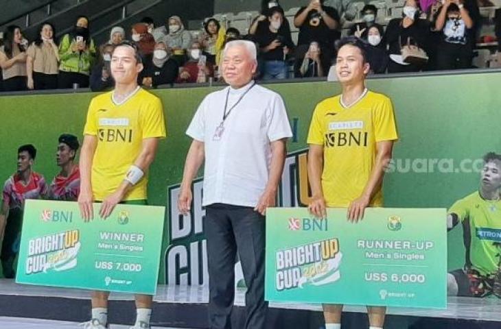 Jonatan Christie Juara BrightUp Cup 2022 usai mengalahkan rekan senegaranya, Anthony Sinisuka Ginting di partai final yang berlangsung di Tennis Indoor, Senayan, Jakarta, Kamis (10/11/2022). [Dok. Adie Prasetya Nugraha/Suara.com]