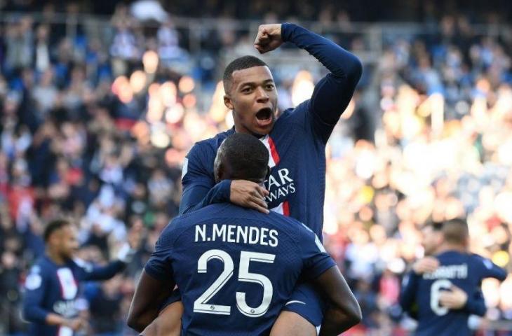 Striker Paris Saint-Germain Kylian Mbappe merayakan gol bersama rekannya bek Nuno Mendes dalam pertandingan Ligue 1 Prancis antara Paris Saint-Germain FC dan AJ Auxerre di Stadion Parc des Princes di Paris pada 13 November 2022. (AFP/FRANCK FIFE)