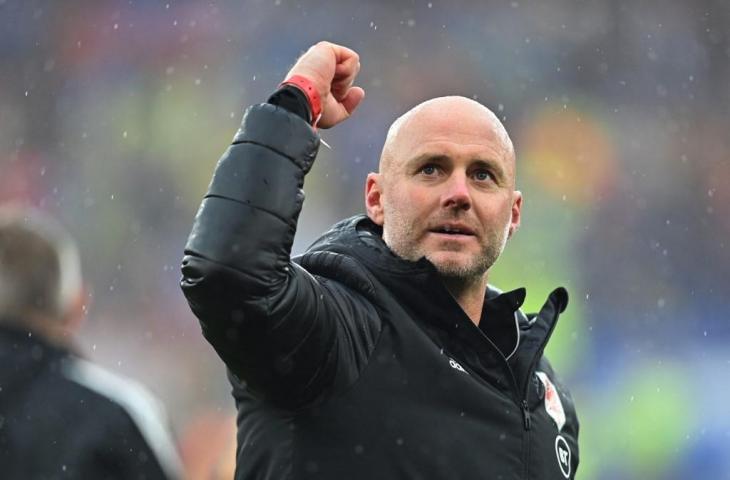 Pelatih kepala Wales, Rob Page, merayakan kemenangannya atas Ukraina dalam laga kualifikasi final play-off Piala Dunia FIFA 2022 di Stadion Cardiff City di Cardiff, Wales selatan, pada 5 Juni 2022. (Paul Ellis/AFP)