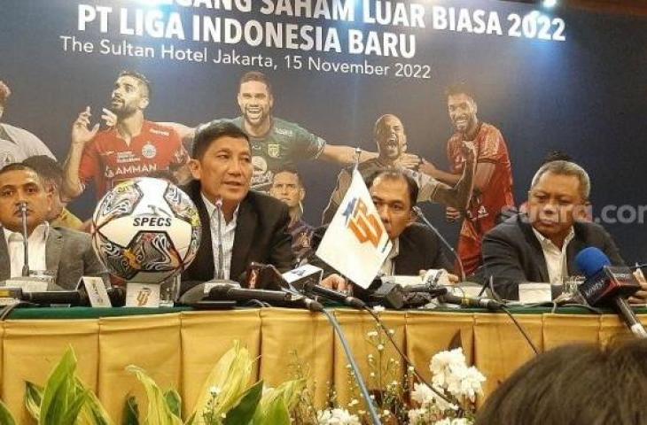 Ferry Paulus (kedua kiri) terpilih sebagai direktur utama PT Liga Indonesia Baru (LIB) gantikan Akhmad Hadian Lukita (Suara.com/Adie Prasetyo Nugraha)