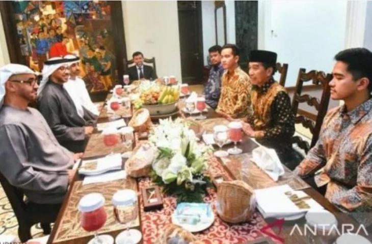 Presiden RI Joko Widodo bersama dua putera dan menantunya makan pagi bersama Presiden UAE Mohammed Bin Zayed Al-Nahyan serta pemilik Manchester City, Sheikh Mansour di Sumber, Surakarta, Jawa Tengah, Senin (14/11/2022). [ANTARA/HO-Setpres]