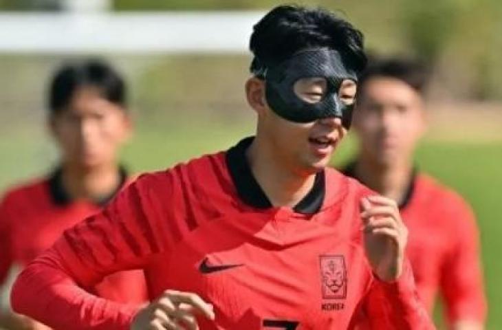 Kapten Timnas Korea Selatan Son Heung-min mengikuti latihan persiapan Piala Dunia 2022 di Doha, Qatar, Rabu (16/11/2022). [AFP]