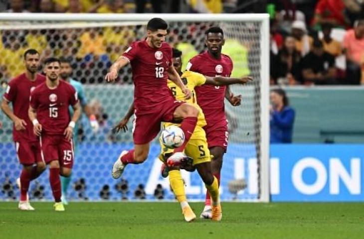 Aksi gelandang Timnas Qatar, Karim Boudiaf saat lawan Ekuador di Piala Dunia 2022. (AFP)