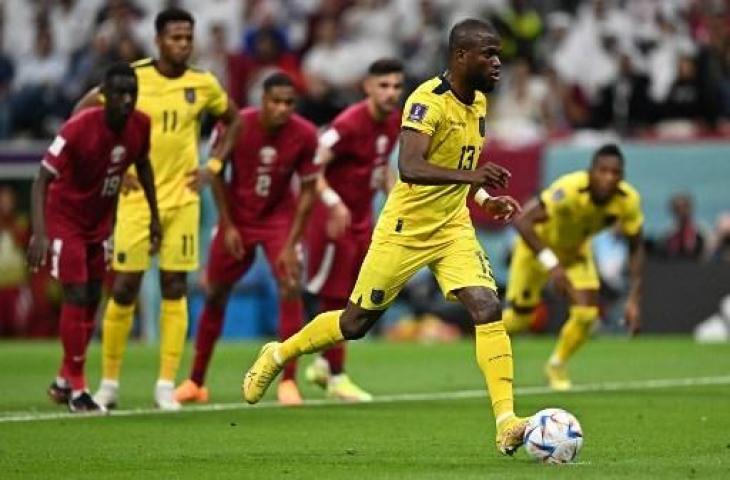 Enner Valencia cetak gol melalui penalti saat Ekuador kalahkan Qatar 2-0 dalam laga pembuka Piala Dunia 2022. (AFP)