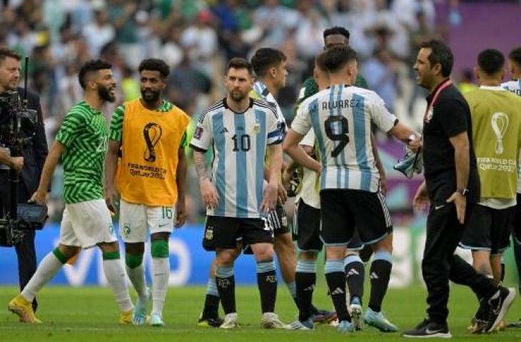 Lionel Messi nampak sedih usai Argentina kalah awan Arab Saudi 1-2 di Piala Dunia 2022. (AFP)