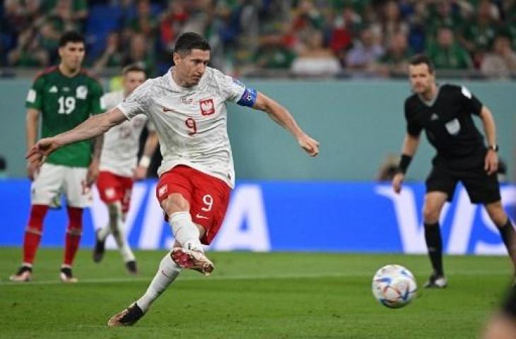 Penyerang Polandia, Robert Lewandowski gagal eksekusi penalti usai ditepis kiper Meksiko, Guillermo Ochoa. (AFP)