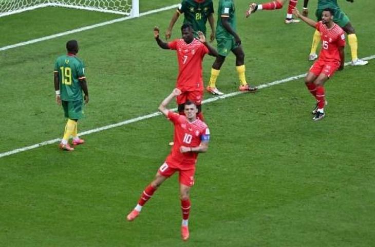 Gelandang Swiss, Granit Xhakan bikin assist untuk gol Breel Embolo ke gawang Kamerun di Piala Dunia 2022. (AFP)