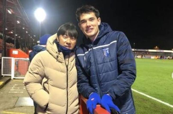 Momen Shin Tae-yong bersama Elkan Baggott di Inggris. (Instagram/shintaeyong7777)