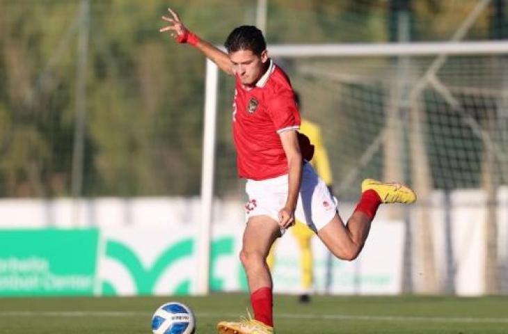 Aksi Justin Hubner membela timnas Indonesia U-20 lawan Malaga U-19. (Instagram/justinhubner5)