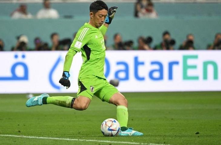 Kiper Timnas Jepang Shuichi Gonda saat lawan Jerman di Piala Dunia 2022. (AFP/INA FASSBENDER)