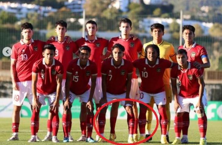 Justin Hubner terlihat jinjit ketika foto bareng Timnas Indonesia (Instagram/justinhubner5)