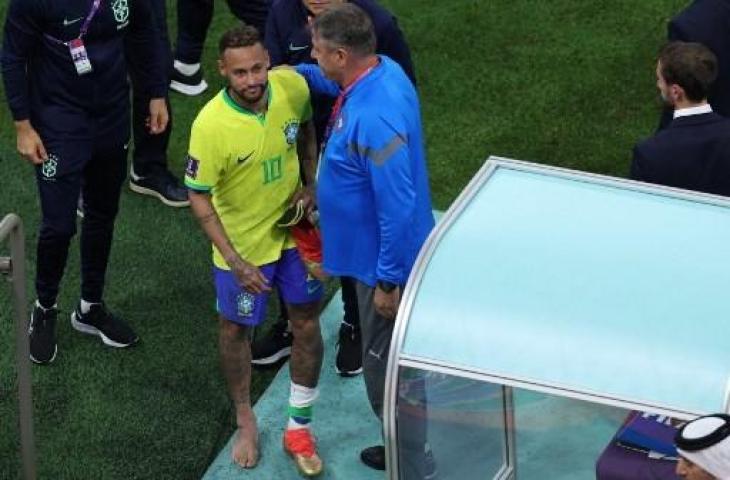 Engkel kaki Neymar bengkak usai ditekel pemain Serbia di Piala Dunia 2022. (AFP)