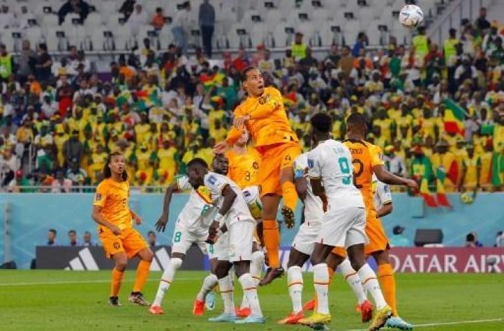 Aksi Virgil van Dijk saat Belanda kalahkan Senegal 2-0 di Piala Dunia 2022. (AFP)