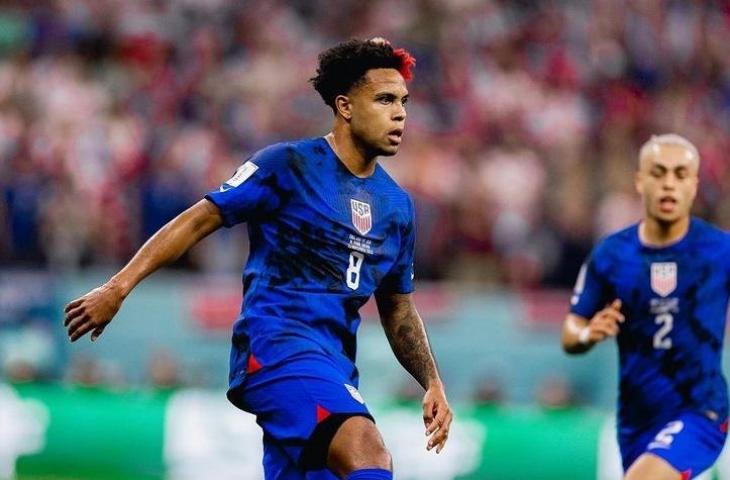 Gelandang Timnas Amerika Serikat, Weston McKennie saat menggiring bola dalam matchday kedua menghadapi Timnas Inggris di Al Bayt Stadium, Qatar, Sabtu (26/11/2022). (Instagram/@west.mckennie)