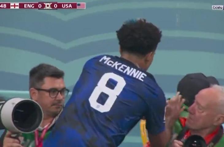 Tangkapan layar Weston McKennie yang sengaja mengusap keringatnya ke rompi seorang jurnalis dalam pertandingan Piala Dunia menghadapi Timnas Inggris di Al Bayt Stadium, Qatar, Sabtu (26/11/2022). (Twitter/@danlagez)