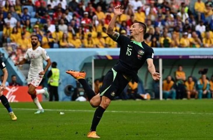 Momen Mitchell Duke cetak gol saat Timnas Australia lawan Tunisia di Piala Dunia 2022. (AFP)