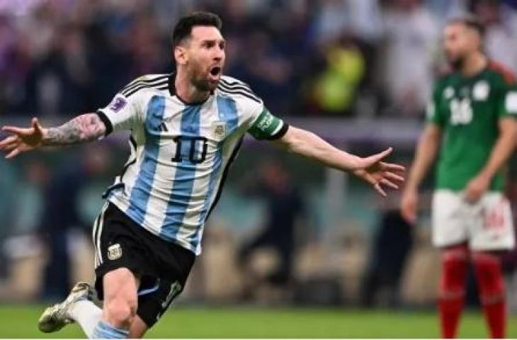 Pemain depan Argentina Lionel Messi selebrasi usai mencetak gol saat pertandingan sepak bola Grup C Piala Dunia 2022 antara Argentina dan Meksiko di Stadion Lusail di Lusail, Qatar, Sabtu (26/11/2022). [Kirill KUDRYAVTSEV / AFP]