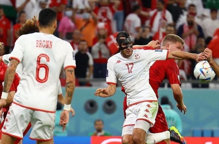 Ellyes Skhiri, penggawa Timnas Tunisia menggunakan pelindung topeng untuk wajahnya yang cedera akibat benturan di Piala Dunia 2022. (Instagram/@tunisia_foot)