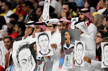 Suporter di Qatar Bawa Poster Mesut Ozil sambil Tutup Mulut, Sindiran untuk Timnas Jerman?