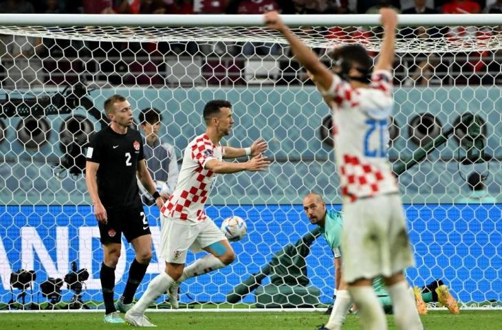 Gelandang Kroasia, Ivan Perisic, merayakan setelah rekan setimnya mencetak gol ke gawang Kanada dalam laga Grup F Piala Dunia 2022 di Stadion Internasional Khalifa di Doha pada 27 November 2022. (AFP/Patrick T. Fallon)