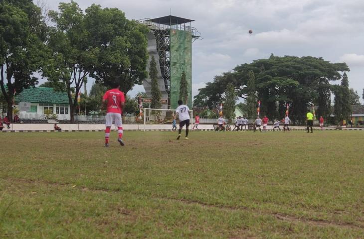 Suasana pertandingan final turnamen sepak bola Piala Danrem 072/Pamungkas (chatwithamelia.xyz/Gagah Radhitya)