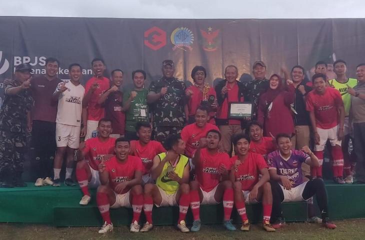 PSIW 0707 FC dinobatkan sebagai pemenang dalam turnamen sepak bola Piala Danrem 072/Pamungkas (chatwithamelia.xyz/Gagah Radhitya)