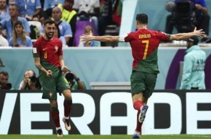 Gelandang Timnas Portugal, Bruno Fernandes (kiri) melakukan selebrasi bersama Cristiano Ronaldo usai mencetak gol pembuka timnya dalam matchday kedua Grup H Piala Dunia 2022 Qatar antara Portugal vs Uruguay di Stadion Lusail, Qatar, Selasa (29/11/2022) dini hari WIB. [Twitter/@selecaoportugal]