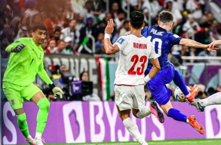 Aksi Christian Pulisic cetak gol saat Amerika Serikat kalahkan Iran 1-0 di Piala Dunia 2022. (Twitter)