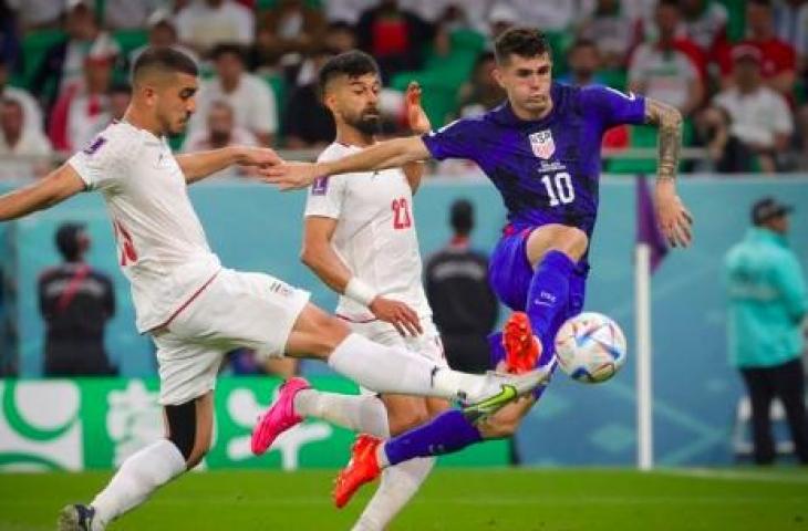 Aksi Christian Pulisic cetak gol saat Amerika Serikat kalahkan Iran 1-0 di Piala Dunia 2022. (Twitter)