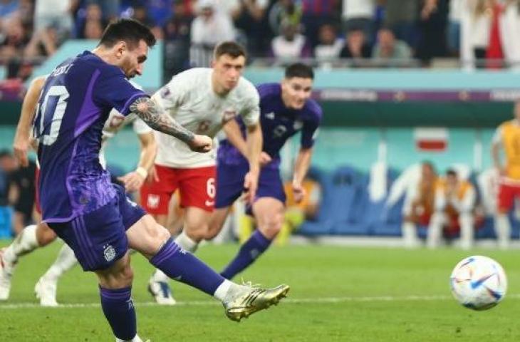 Penyerang Timnas Argentina, Lionel Messi gagal mengeksekusi penalti ke gawang Polandia dalam matchday ketiga Grup C. [FIFA]