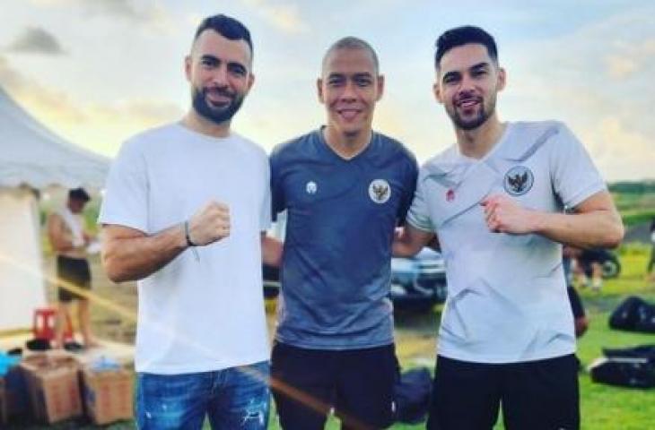 Nova Arianto berpose dengan Jordi Amat dan Sandy Walsh. (Instagram/novarianto30)