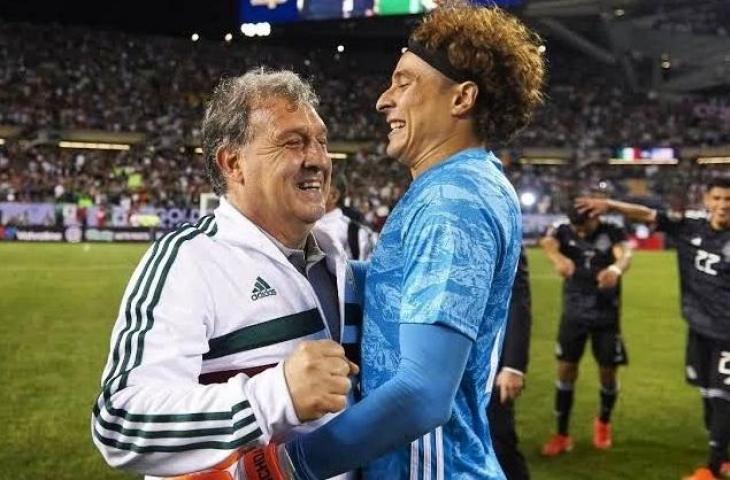 Gerardo Martino pelatih Meksiko saat merayakan kemenangannya bersama kiper Guillermo Ochoa. (Instagram/@tatamartinodt)