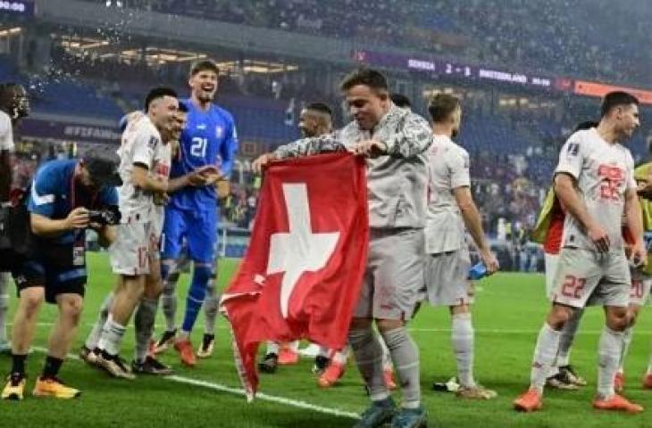 Gelandang serang, Timnas Swiss, Xherdan Shaqiri (tengah) dan para pemain lainnya merayakan kemenangan 3-2 atas Serbia pada laga Piala Dunia 2022 di Stadion 974, Doha, Qatar, Sabtu (3/12/2022) dini hari WIB. [JAVIER SORIANO / AFP]