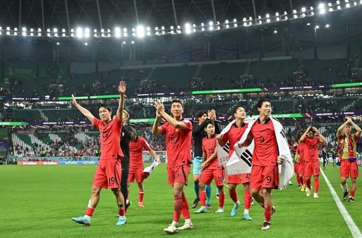 Selebrasi Pemain Timnas Korea Selatan usai lolos ke 16 besar Piala Dunia 2022. (AFP/Glyn Krik)