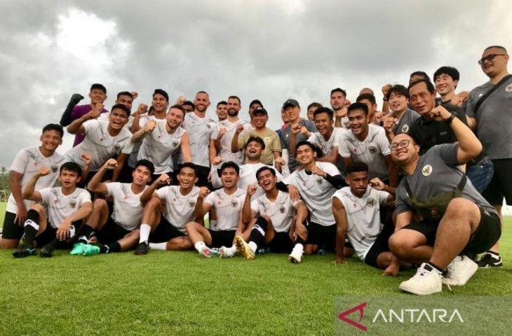 Menteri Pemuda dan Olahraga Republik Indonesia (Menpora) Zainudin Amali berfoto bersama pemain timnas sepak bola senior, Pelatih Timnas Indonesia Shin Tae-yong, dan beberapa official, pada sela-sela sesi latihan di Training Ground Bali United, Pantai Purnama, Gianyar, Bali, Sabtu (3/12/2022). (Antara/Genta Tenri Mawangi)