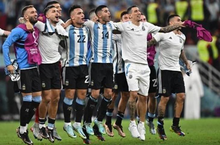 Selebrasi pemain Timnas Argentina usai lolos ke perempat final Piala Dunia 2022. (AFP)