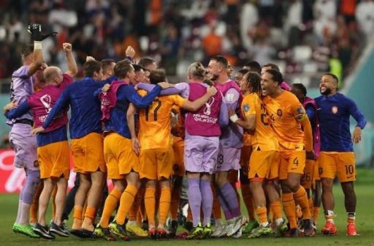 Selebrasi pemain Timnas Belanda usai lolos ke babak perempat final Piala Dunia 2022. (AFP)